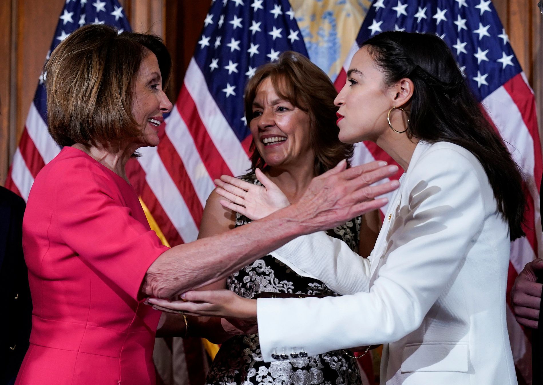 Předsedkyně Sněmovny reprezentantů Nancy Pelosiová a nejmladší členka Kongresu Alexandria Ocasio-Cortezová