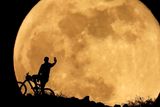 Ve středu v 11 hodin se Měsíc přiblíží k Zemi na 357 267 kilometrů a bude tedy o zhruba 30 tisíc kilometrů blíže než normálně.