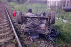 Vlak smetl na Plzeňsku osobní auto, řidič zemřel