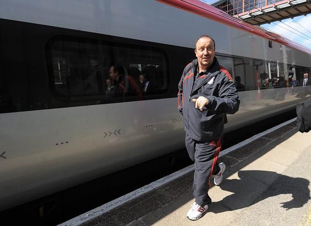 Rafa Benitez cestuje vlakem