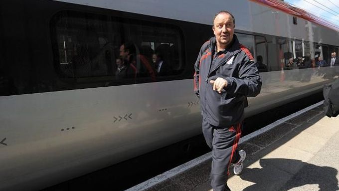 Trenér Liverpoolu Rafael Benitez také musel cestovat vlakem