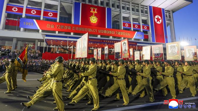 Vojenská přehlídka v Pchjongjangu, připomínající výročí uzavření příměří mezi Severní a Jižní Koreou (foto z července 2025).