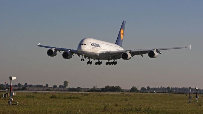 Největší dopravní letadlo na světě přistálo v Praze