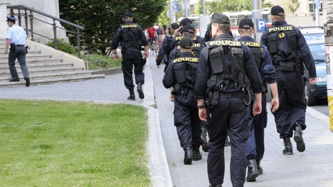 Policisty zatkli jejich kolegové, převlečení za stavební dělníky.