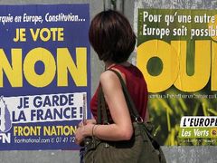 Jako první řekli v referendu euroústavě ne Francouzi.