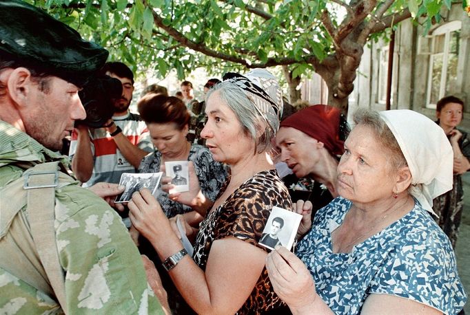 Ženy v Grozném, 22. července 1995, ukazují fotografie svých pohřešovaných příbuzných během první čečenské války, která si vyžádala desítky tisíc obětí.