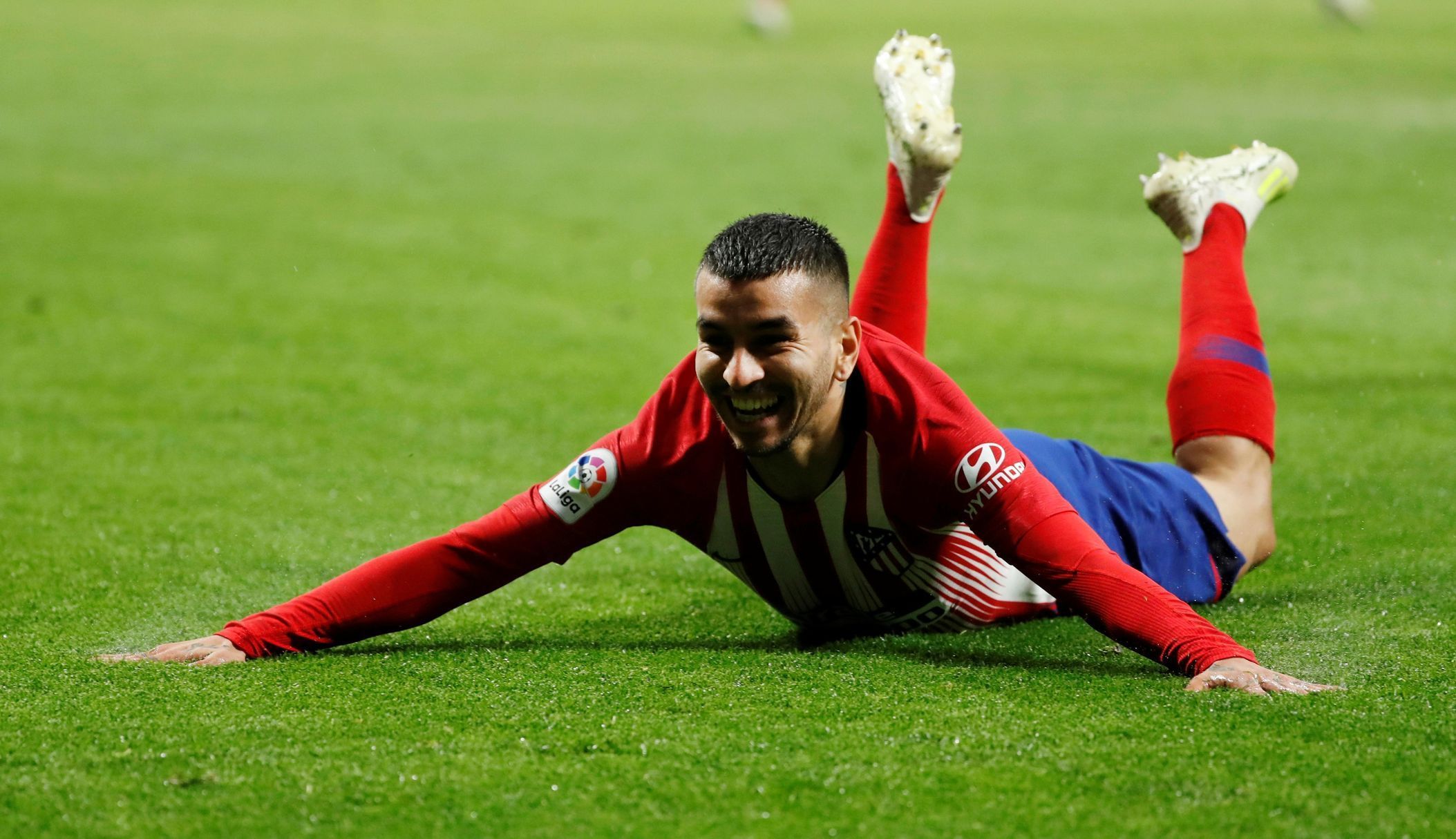 34. kolo španělské fotbalové ligy 2018/19, Atlético Madrid - Valencia: Angel Correa oslavuje gól Atlétika na 3:2.