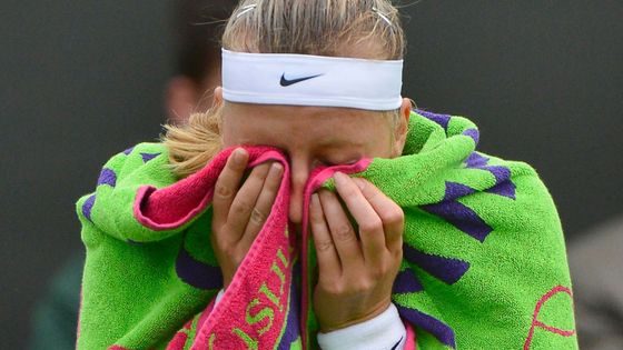 Podívejte se na fotogalerii z prvního dne 127. tenisového Wimbledonu, který krom osvědčených tradic přinesl i nejedno překvapení.