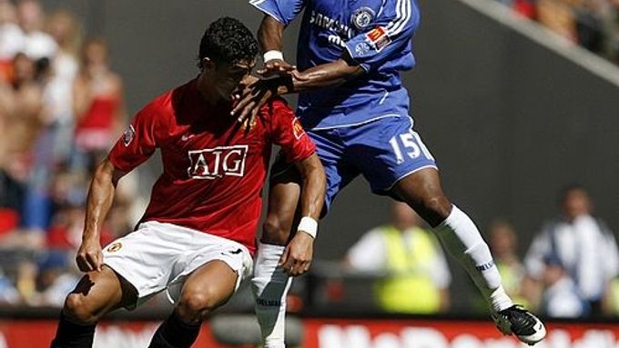 Cristiano Ronaldo z Manchesteru United (vlevo) (vlevo) bojuje ve finále Community Shield s Florentem Maloudou z Chelsea.