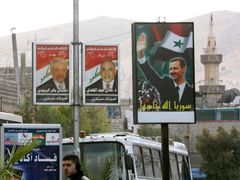 Volební plakáty v syrském Damašku. Do Sýrie odešla po začátku americké invaze většina z podle odhadu 1,5 milionu uprchlíků.