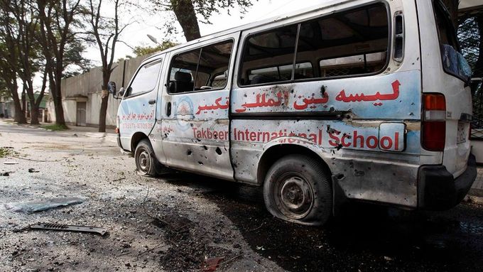 Prostřílený školní autobus v diplomatické čtvrti Kábulu.