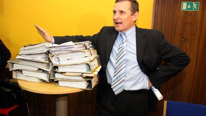 7. listopadu 2007: Jiří Čunek pózuje u kopie svého spisu. Na jednání republikové rady KDU-ČSL vysvětloval své rodinné finance.