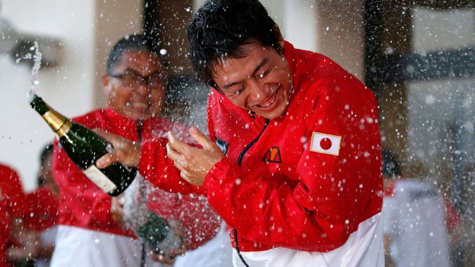 Keil Nišikori slaví s japonským týmem vítězství. Japonci postoupili do čtvrtfinále Davis Cupu poprvé v histori a narazí v něm na vítěze souboje Česko - Nizozemsko.