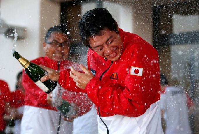 Kei Nišikori slaví historický postup japonských tenistů do čtvrtfinále Davis Cupu.