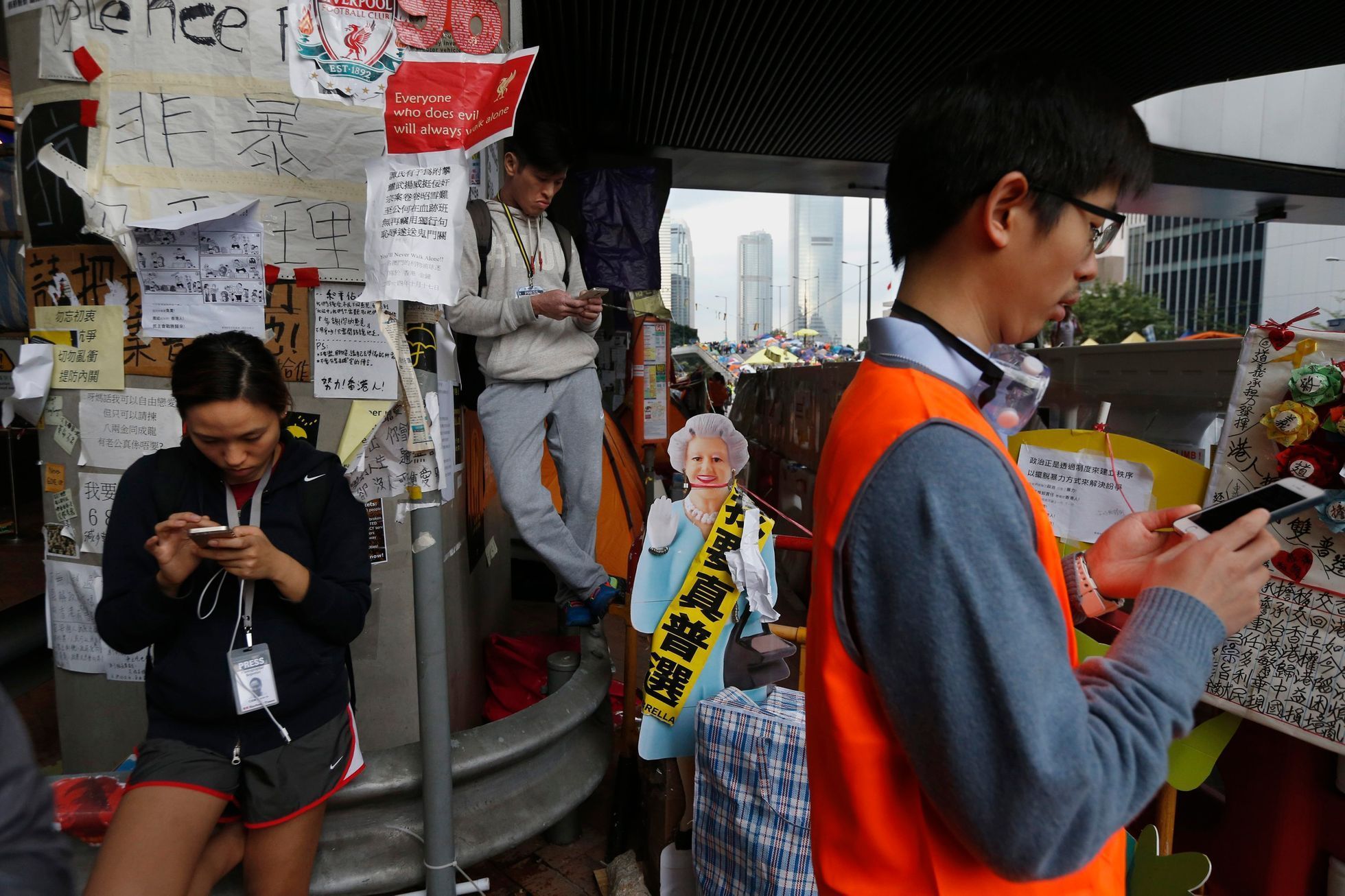 Střety demonstrantů s policisty v Hongkongu - 1. prosince