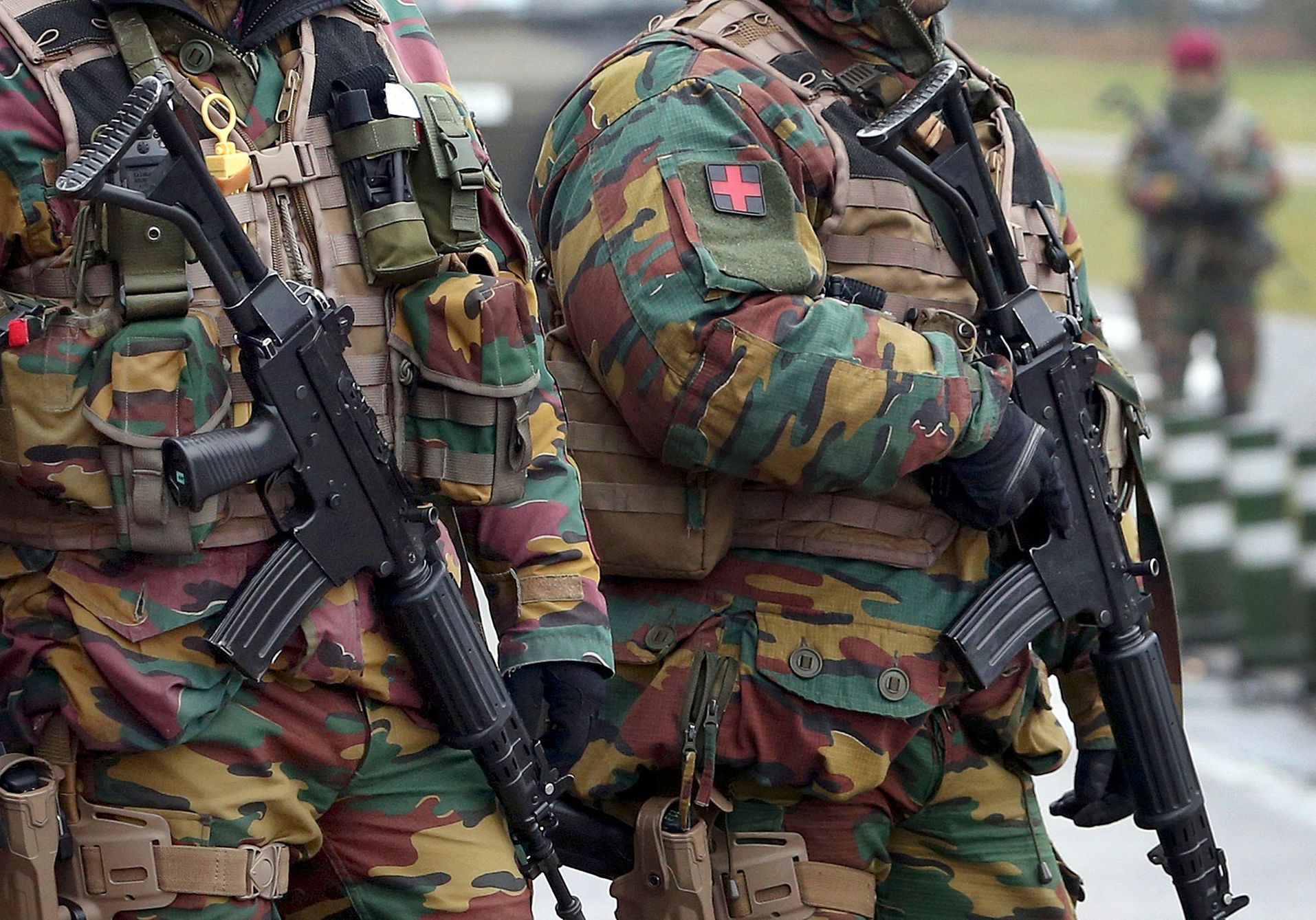 Belgičtí vojáci u zátarasu nedaleko letiště Zaventem.