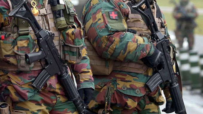 Belgičtí ozbrojenci patrolují po atentátech u zátarasů nedaleko letiště.