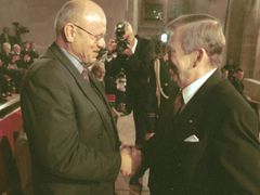 Před deseti lety: Miloš Rejchrt přebírá od prezidenta Václava Havla medaili Za zásluhy.