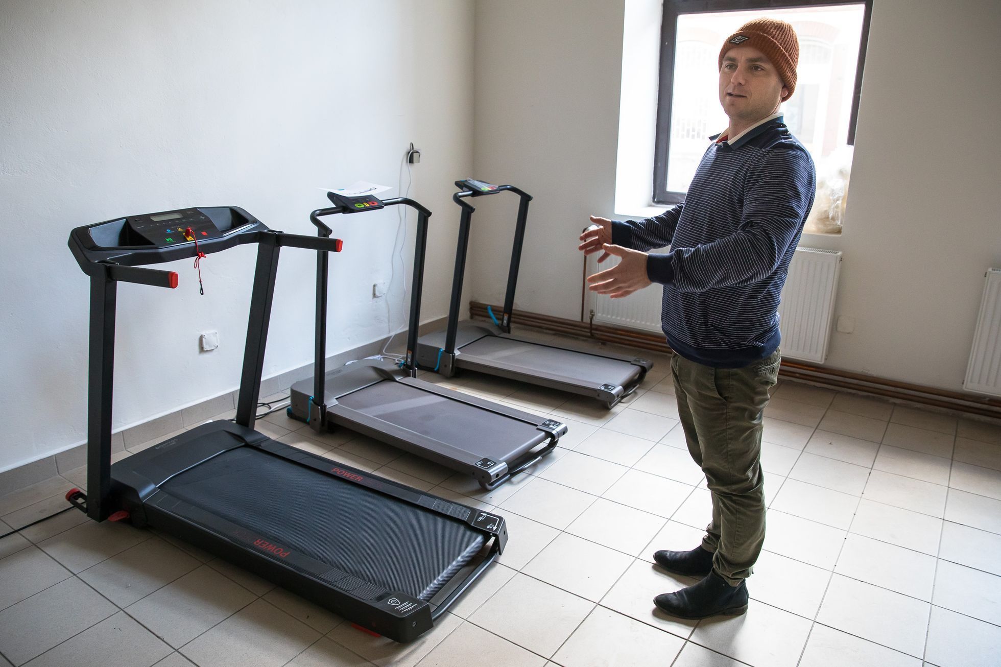 Opravárna Holešovice, obchod s vrácenou nebo opravenou elektronikou, pračky, běžecké pásy, Opravme Česko, zakladatel projektu Jan Charvát, cirkulární ekonomika