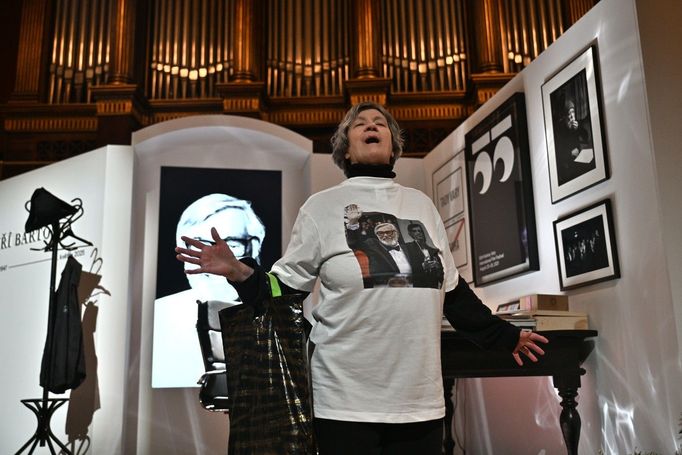 Poslední rozloučení s hercem a prezidentem karlovarského festivalu Jiřím Bartoškou. Pietní místo na pódiu Rudolfina, kam lidé nosí květiny, je replikou jeho kanceláře.