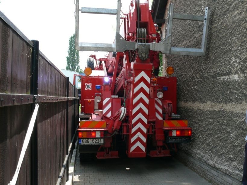 Hasiči vytahovali koně z betonové jámy