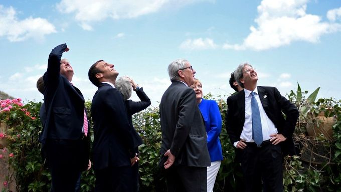 Zleva: Donald Trump, Emmanuel Macron, Theresa Mayová, Jean-Claude Juncker, Angela Merkelová a Paolo Gentiloni sledují italské stíhačky na summitu G7 v sicilské Taormině.