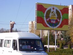 Na znaku Podněsterské Moldavské republiky nechybí srp a kladivo.