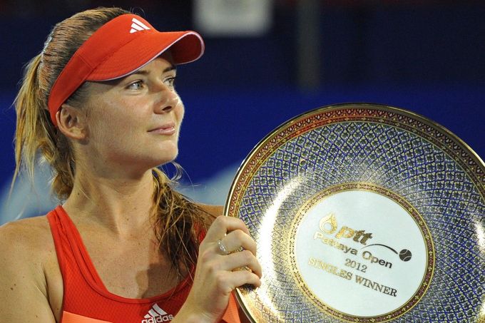 Daniela Hantuchová pózuje s trofejí během slavnostního vyhlášení výsledků tenisového turnaje WTA Pattaya Open v thajském letovisku Pattaya 11. února 2012.