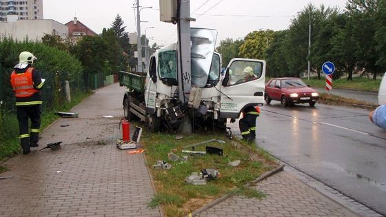 Řidič narazil do sloupu s kamerovým systémem