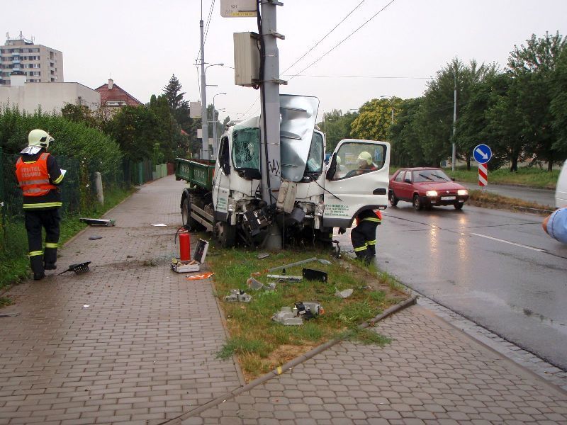 Řidič narazil do sloupu s kamerovým systémem
