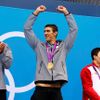 Americký plavec Michael Phelps slaví zlatou medaili za štafetu 4x200 metrů volným stylem na OH 2012 v Londýně.