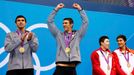 Americký plavec Michael Phelps slaví zlatou medaili za štafetu 4x200 metrů volným stylem na OH 2012 v Londýně.