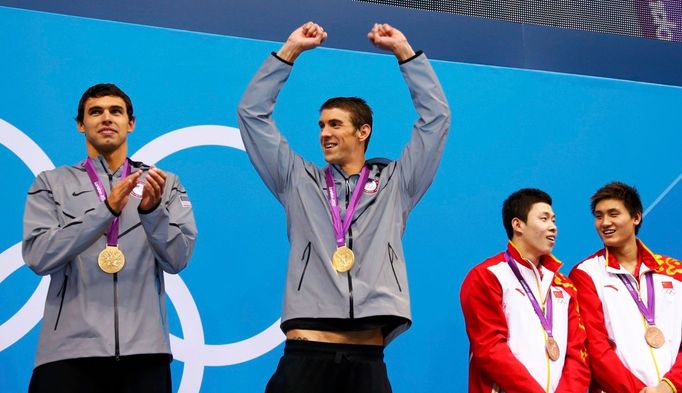 Americký plavec Michael Phelps slaví zlatou medaili za štafetu 4x200 metrů volným stylem na OH 2012 v Londýně.