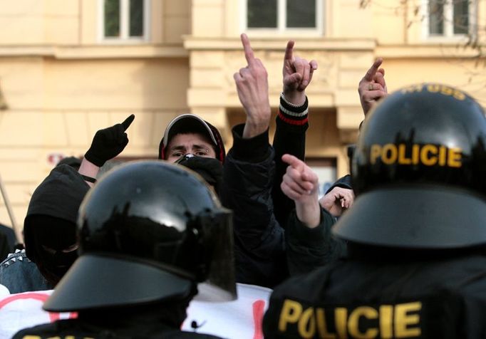 Naproti synagoze - přes ulici za hradbou policejních aut a těžkooděnců - čekala na neonacisty skupinka anarchistů.