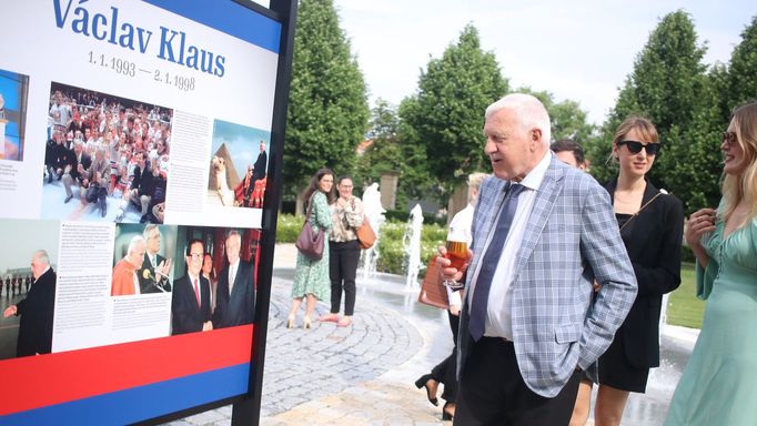 Exprezident a expremiér Václav Klaus si prohlíží "svůj" panem na výstavě 13 českých premiérů na zahradě Strakovy akademie.