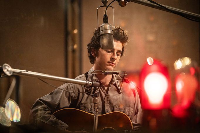 Timothée Chalamet jako Bob Dylan.