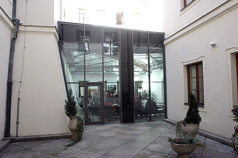 Sněmovna 25. února