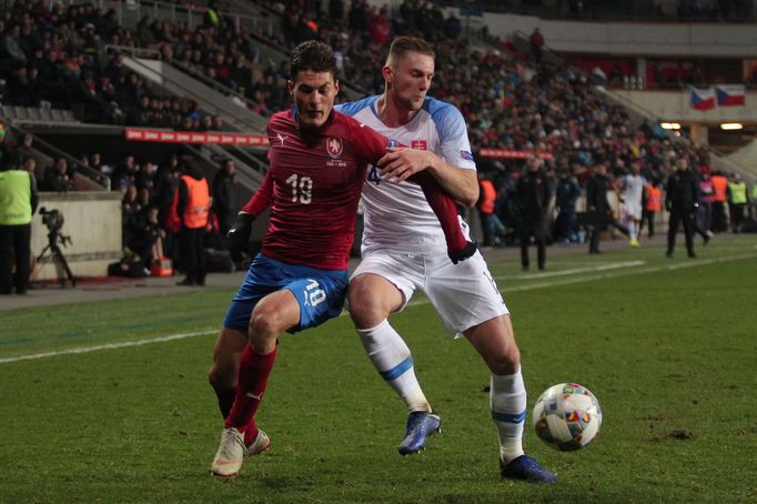 Patrik Schick a Milan Škriniar v zápase Ligy národů Česko - Slovensko.