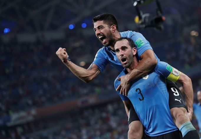 Diego Godin and Luis Suarez slaví postup do čtvrtfinále.