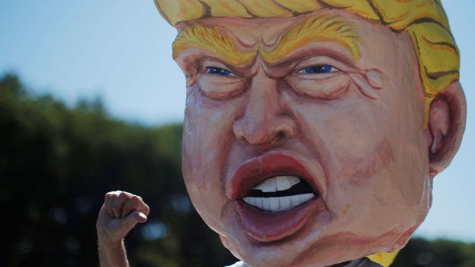 Demonstrace proti volbě Donalda Trumpa americkým prezidentem v Mexico City.