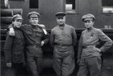 František Polák (vlevo) se spolubojovníky v československých legiích v Rusku. Zcela vpravo Rudolf Medek.