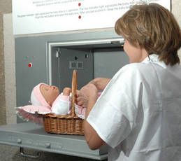 Babybox v brněnské Nemocnici Milosrdných bratří.