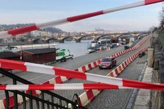 Video: "Jsem velice rozladěný." Auta kvůli rekonstrukci jezdí po pražské náplavce
