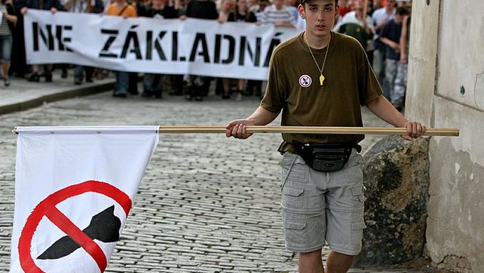Z Václavského náměstí se účastníci po projevech vydali směrem na Pražský hrad.