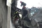 Video: Dramatická záchrana řidiče z visícího vraku. Hasiči museli slaňovat