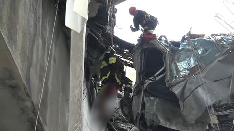 Video: Dramatická záchrana řidiče z visícího vraku. Hasiči museli slaňovat