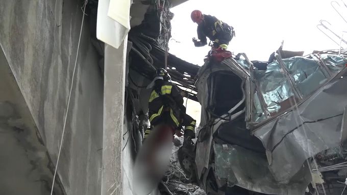 Nebezpečné chvíle zakusili italští hasiči po pádu dálničního mostu v Janově. Podařilo se jim dostat člověka z vraku auta, který visel z mostu.