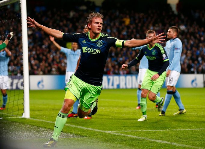 Fotbalista Ajaxu Amsterdam Siem de Jong slaví gól v utkání proti Manchesteru City během Ligy mistrů 2012/13.