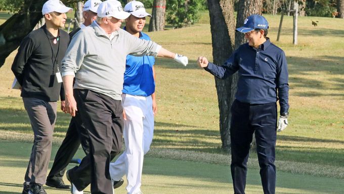 Donald Trump je vášnivým hráčem golfu. Zahrál si ho i během letošní návštěvy Japonska s premiérem Šinzóem Abem.