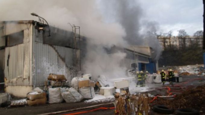V Brně hořel sklad odpadu, kouř vidělo celé město